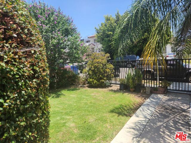 517 N Serrano Avenue, Los Angeles CA: https://media.crmls.org/mediaz/aa25b8a0-f76c-4528-b7cc-2788526e1d18.jpg