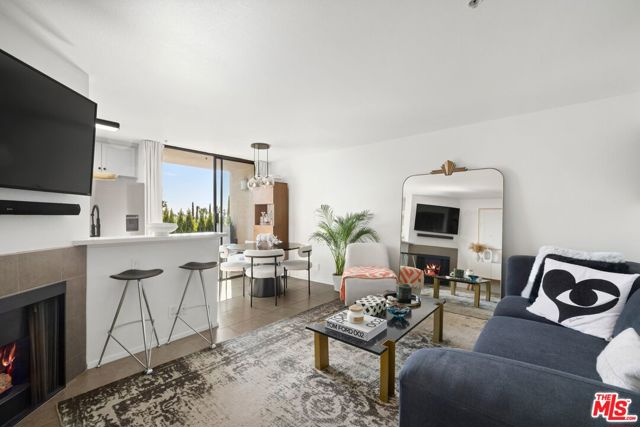 7320 Hawthorn Avenue, Los Angeles CA: https://media.crmls.org/mediaz/aa25c199-141c-4176-9472-33100aeb2f07.jpg