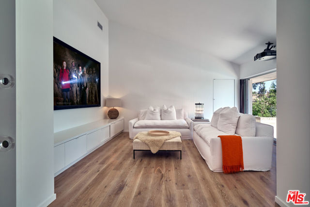 6342 Innsdale Drive, Los Angeles CA: https://media.crmls.org/mediaz/aa260809-e872-4076-b433-ca14fd957fb2.jpg