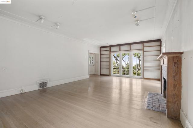1001 Cragmont Ave, Berkeley CA: https://media.crmls.org/mediaz/aa26f2ec-963b-495e-9057-c97c02786966.jpg