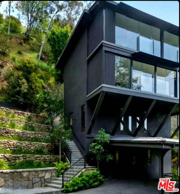 1782 Viewmont Drive, Los Angeles CA: https://media.crmls.org/mediaz/aa273411-170c-47eb-b277-6f28d57d0d46.jpg