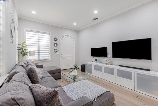 5079 Rowan Dr, San Ramon CA: https://media.crmls.org/mediaz/aa273c0c-25cb-4045-bd3d-b224ed207eac.jpg
