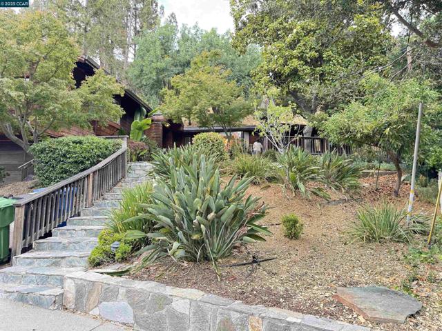 1139 Sierra Vista Way, Lafayette CA: https://media.crmls.org/mediaz/aa27abd1-05f0-4b28-8ded-f34ba9388803.jpg