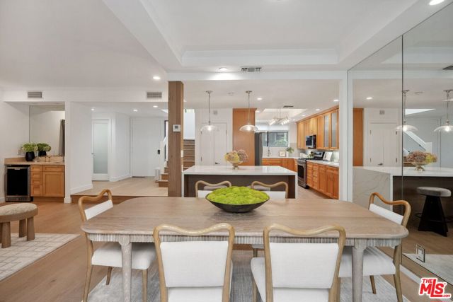 234 S Tower Drive, Beverly Hills CA: https://media.crmls.org/mediaz/aa2842a9-5bd3-4204-a5b9-8115a6b7f42e.jpg