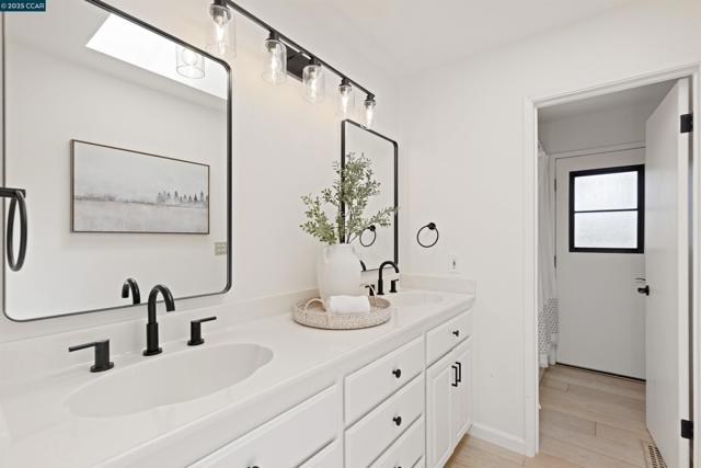11 Breck Ct, Moraga CA: https://media.crmls.org/mediaz/aa288717-4c3b-4d62-a83f-1fb4a006f74d.jpg