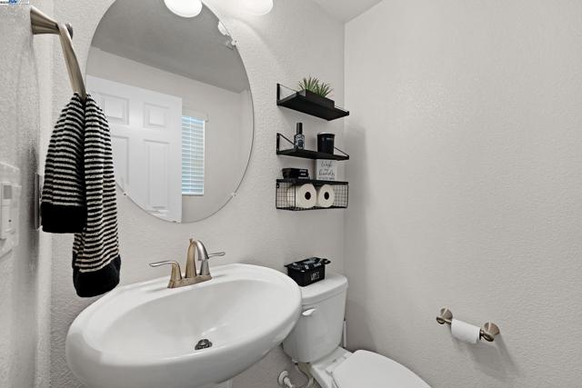 268 Coolcrest Dr, Oakley CA: https://media.crmls.org/mediaz/aa28ad5e-8f95-4862-b8e0-1cdb25b3c184.jpg