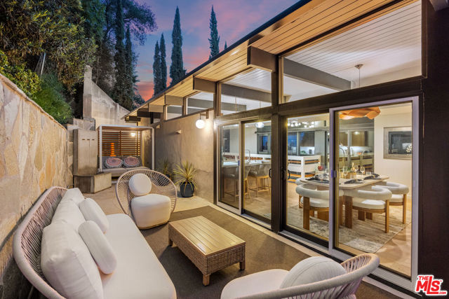 3905 Pacheco Drive, Sherman Oaks CA: https://media.crmls.org/mediaz/aa28d16c-4fa3-4b62-a845-25810fb725cf.jpg