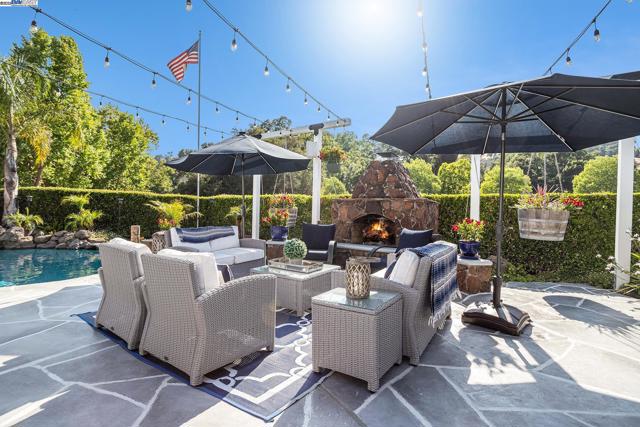 91 RED CYPRESS CT, Danville CA: https://media.crmls.org/mediaz/aa28d4c0-cbef-4fb6-8dab-4659e0eb1957.jpg
