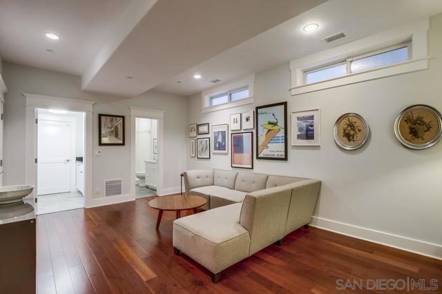 240 B Avenue, Coronado CA: https://media.crmls.org/mediaz/aa295612-6367-47f5-8f8d-65ed7bbdee8a.jpg