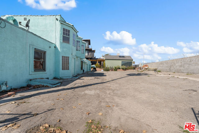 3051 N Coolidge Avenue, Los Angeles CA: https://media.crmls.org/mediaz/aa296c6c-2efb-4e70-9cce-83749cb1ff64.jpg