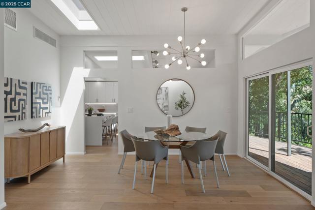 233 Melody Ln, Orinda CA: https://media.crmls.org/mediaz/aa29d281-e068-4f94-8e64-8badd38314d4.jpg