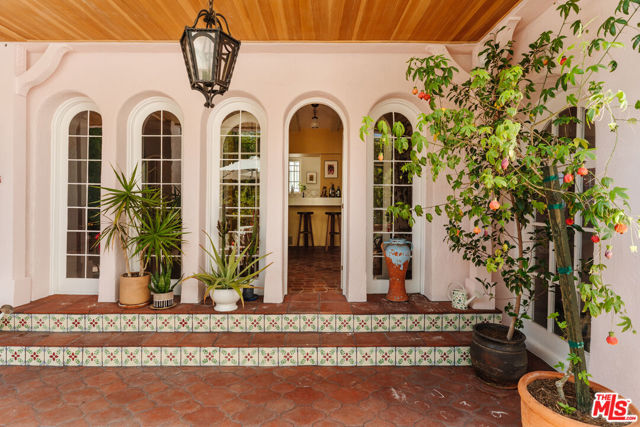 5163 Franklin Avenue, Los Angeles CA: https://media.crmls.org/mediaz/aa29e27b-a5b4-43d2-8769-8deebedcf09c.jpg