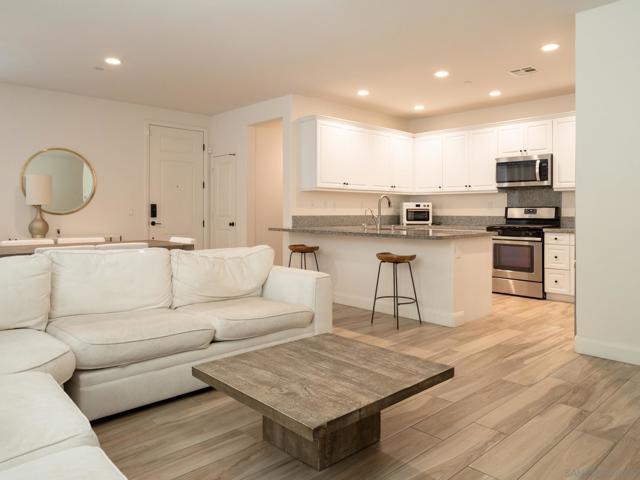 1904 Avenida Senecio, Chula Vista CA: https://media.crmls.org/mediaz/aa2af265-1123-4480-988a-9d74729d7ac7.jpg