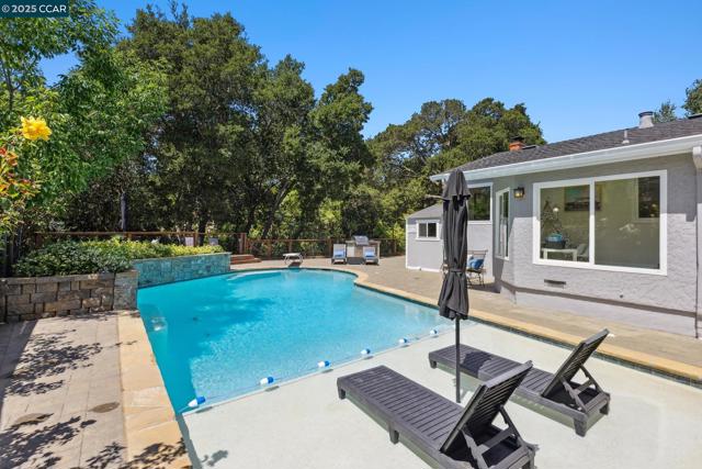 36 Playa Ct, San Ramon CA: https://media.crmls.org/mediaz/aa2d2ba1-6afd-4548-9805-e85079e88675.jpg