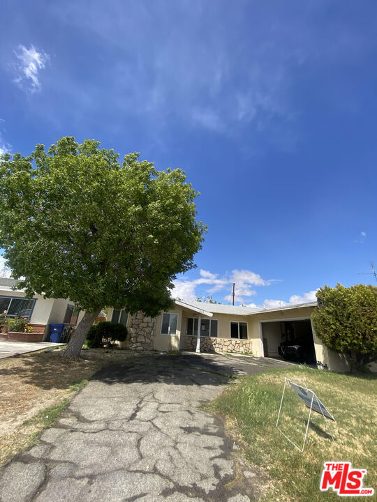 639 E Avenue J, Lancaster CA: https://media.crmls.org/mediaz/aa2d8fe2-8776-48d0-bf94-7f2b380827d5.jpg