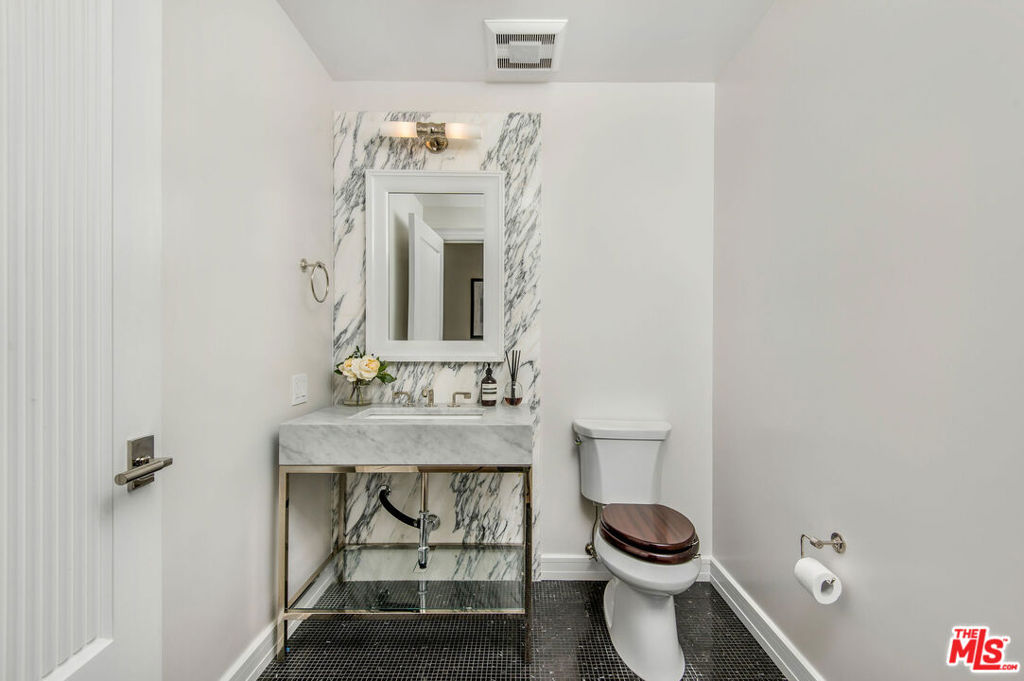 https://media.crmls.org/mediaz/aa2d9dab-8069-4369-8ba4-d05304cdac0e.jpg?preset=X-Large