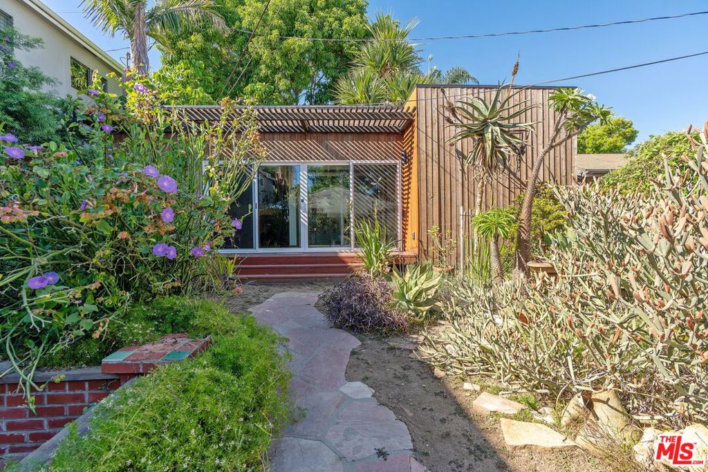 1/2 Lexington Avenue