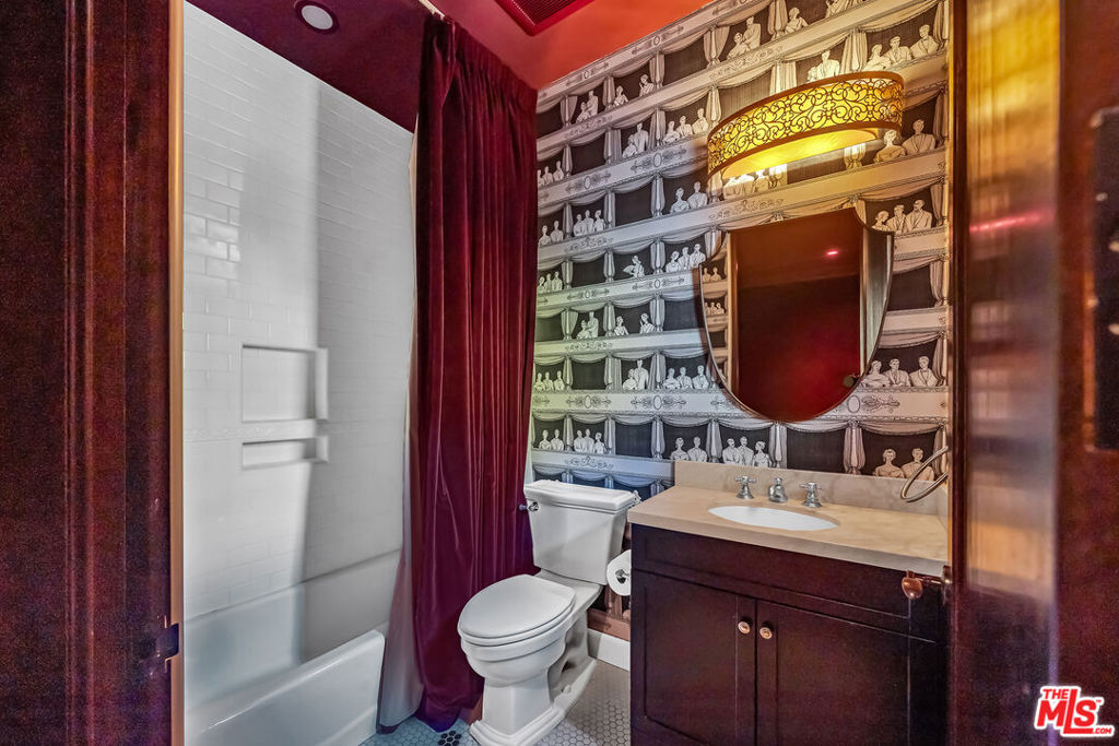 https://media.crmls.org/mediaz/aa2e238e-de24-4d07-9d55-02329cb6c7e5.jpg?preset=X-Large