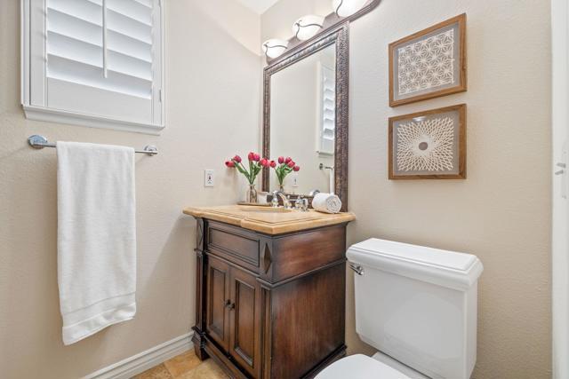 39165 Regency Way, Palm Desert CA: https://media.crmls.org/mediaz/aa2e7273-cb8a-4653-b9b9-8d42a30aac43.jpg