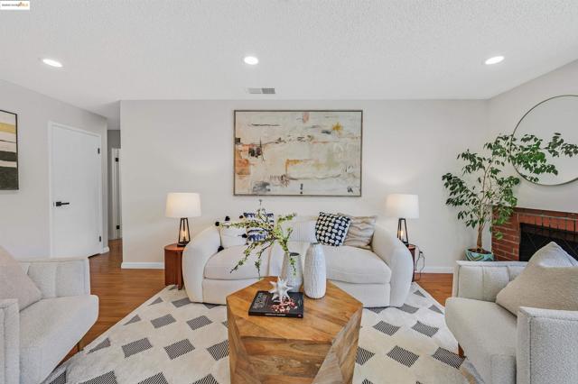 32212 Deborah Dr, Union City CA: https://media.crmls.org/mediaz/aa2e925b-e4f4-40ef-a747-dd43be98b074.jpg
