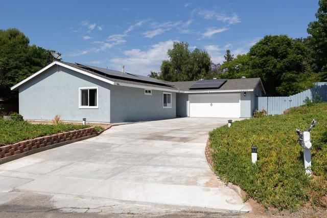 12274 Gay Rio Dr, Lakeside CA: https://media.crmls.org/mediaz/aa2eacc0-6c53-4bf3-b0fb-582c01f80fa9.jpg