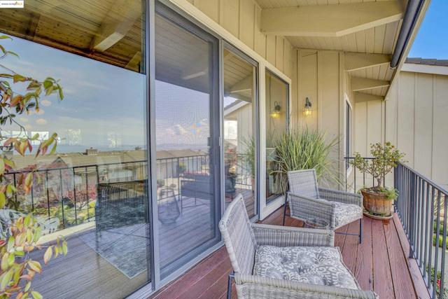 33 Binnacle Hl, Oakland CA: https://media.crmls.org/mediaz/aa2f50fe-27ac-446a-aa90-c51ab7888a74.jpg