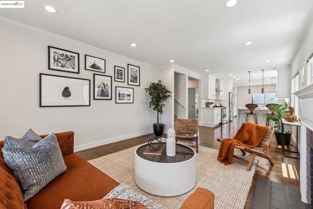 1026 Court St, Alameda CA: https://media.crmls.org/mediaz/aa2fb370-649e-4d8e-95c0-884248a8ecd0.jpg