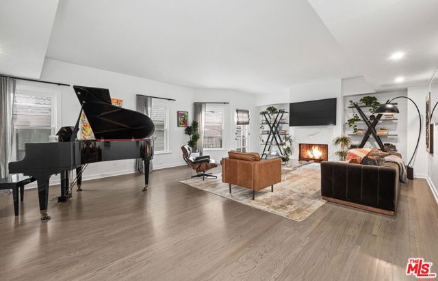 2622 2nd Street, Santa Monica CA: https://media.crmls.org/mediaz/aa31184b-3103-43f1-b1c4-de1380d49c54.jpg