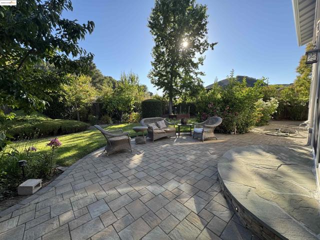 8 Juniper Way, Moraga CA: https://media.crmls.org/mediaz/aa31421b-4bfd-4082-a6c9-cb37248cd490.jpg