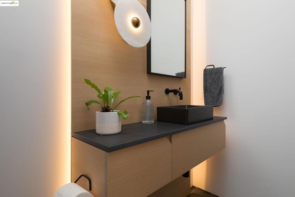https://media.crmls.org/mediaz/aa322509-d309-405b-9179-705320f5b78a.jpg?preset=X-Large