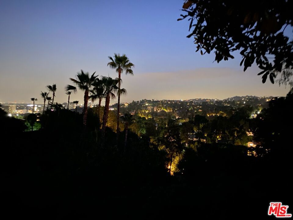 https://media.crmls.org/mediaz/aa3427af-5408-4a29-a7f7-7146734f5e27.jpg?preset=X-Large
