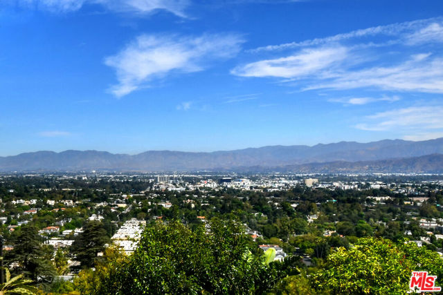 3682 Berry Drive, Studio City CA: https://media.crmls.org/mediaz/aa35cebf-111d-4ada-b8cf-050a81c18964.jpg