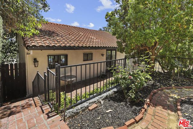 5940 Manola Way, Los Angeles CA: https://media.crmls.org/mediaz/aa35d838-68b4-41f0-9c69-1bdd8c5e27d0.jpg