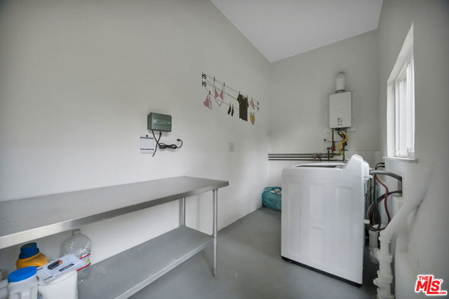 380 Tamarac Drive, Pasadena CA: https://media.crmls.org/mediaz/aa366093-4de3-4f29-9fda-016643b5da33.jpg