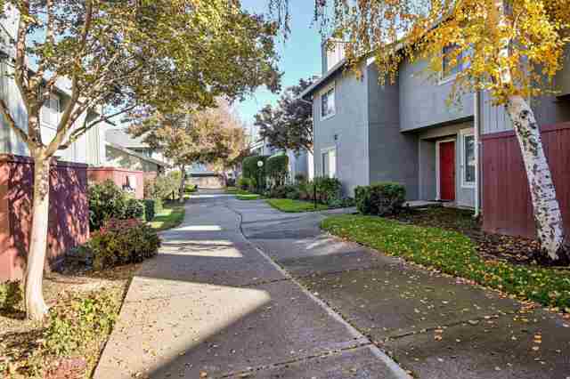 5333 Park Highlands Blvd, Concord CA: https://media.crmls.org/mediaz/aa37ca8b-21a2-4889-bb72-ffe3479e1329.jpg