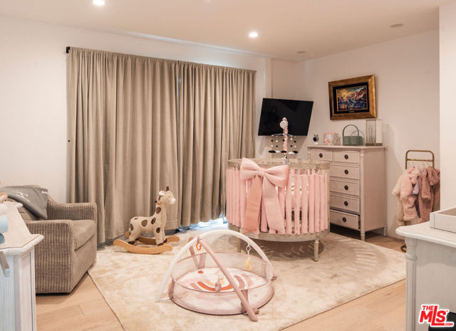 2048 N Beverly Drive, Beverly Hills CA: https://media.crmls.org/mediaz/aa39540f-c4b8-40e3-861a-50179e8114a9.jpg
