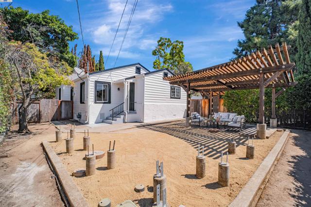 3780 Somerset Ave, Castro Valley CA: https://media.crmls.org/mediaz/aa3bc146-85ff-4634-a33b-461632e9155a.jpg