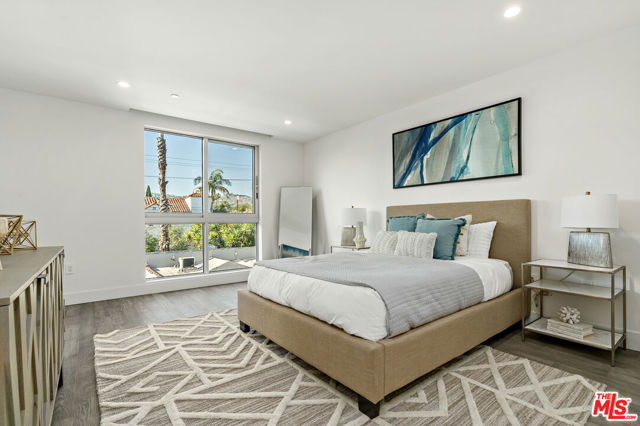 728 N Sweetzer Avenue, West Hollywood CA: https://media.crmls.org/mediaz/aa3bc9bd-ca30-4acc-b205-439e8569c151.jpg