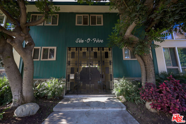 605 S Barrington Avenue, Los Angeles CA: https://media.crmls.org/mediaz/aa3bd8f0-89c2-4a72-bf3a-9d653996064f.jpg