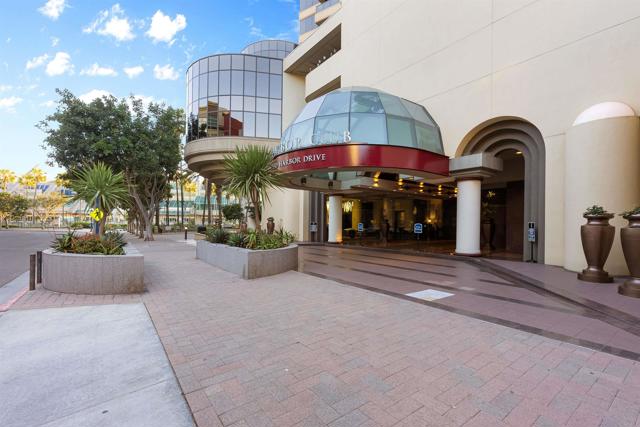 200 Harbor Dr, San Diego CA: https://media.crmls.org/mediaz/aa3caf3e-6e7b-415d-8b26-6f63d10bb780.jpg