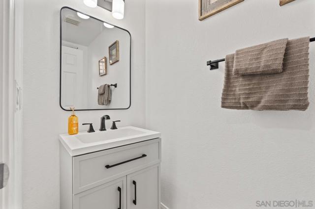 6373 Avenida De Las Vistas, San Diego CA: https://media.crmls.org/mediaz/aa3d2227-dbd4-4793-90bd-fa30c96ccb81.jpg