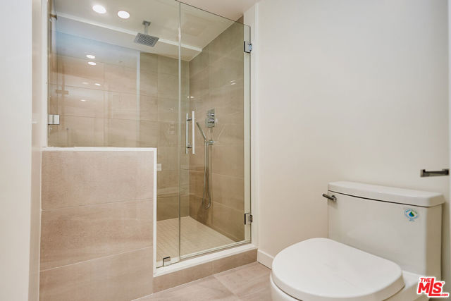 328 N Maple Drive, Beverly Hills CA: https://media.crmls.org/mediaz/aa3f4d41-ff91-4c19-a1c1-4d7c9c924f4e.jpg
