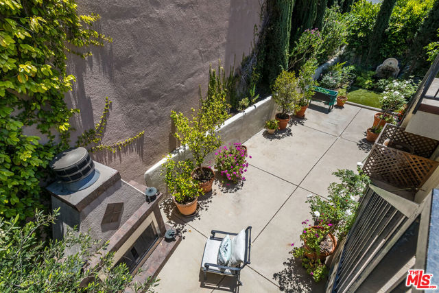 3943 Avenida Del Sol, Studio City CA: https://media.crmls.org/mediaz/aa3fc72f-0838-4fff-8892-3a4c3c165785.jpg