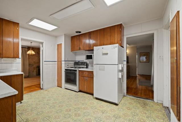 153 Occidental Avenue, Burlingame CA: https://media.crmls.org/mediaz/aa4077cb-caa2-4bc9-9c56-d45ea6417375.jpg