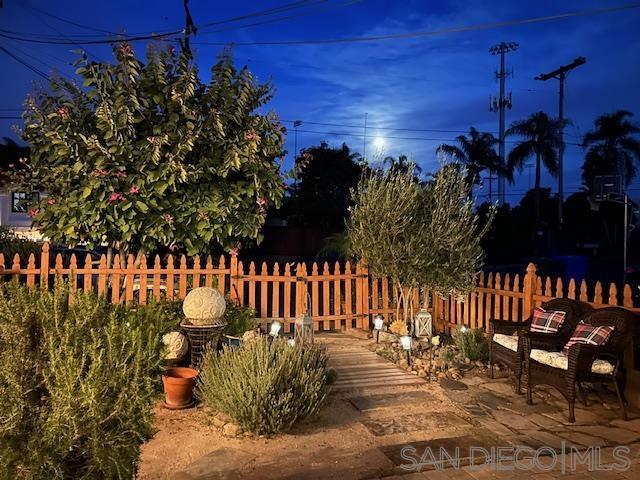 3275 Maezel Ln, Carlsbad CA: https://media.crmls.org/mediaz/aa40a290-389a-4485-9bba-530b66870425.jpg