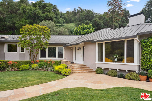 3818 Hollyline Avenue, Sherman Oaks CA: https://media.crmls.org/mediaz/aa40b05a-3f48-4ad3-a790-7d54a5e91774.jpg
