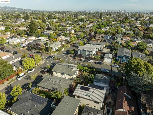 2516 Mathews St, Berkeley CA: https://media.crmls.org/mediaz/aa42037e-f039-4bcd-96dd-b1a546504541.jpg