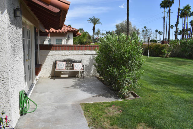 113 Vitoria Lane, Palm Desert CA: https://media.crmls.org/mediaz/aa423ed6-bfc1-4449-bc01-fabccdd1a1a8.jpg