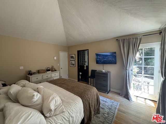1348 Londonderry Place, Los Angeles CA: https://media.crmls.org/mediaz/aa426a49-df93-405a-95c7-0428b977a8b3.jpg
