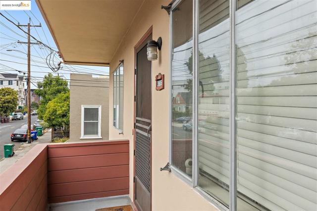 3802 Shafter Ave, Oakland CA: https://media.crmls.org/mediaz/aa429ddb-780a-47b0-8354-63e817cf0c0d.jpg